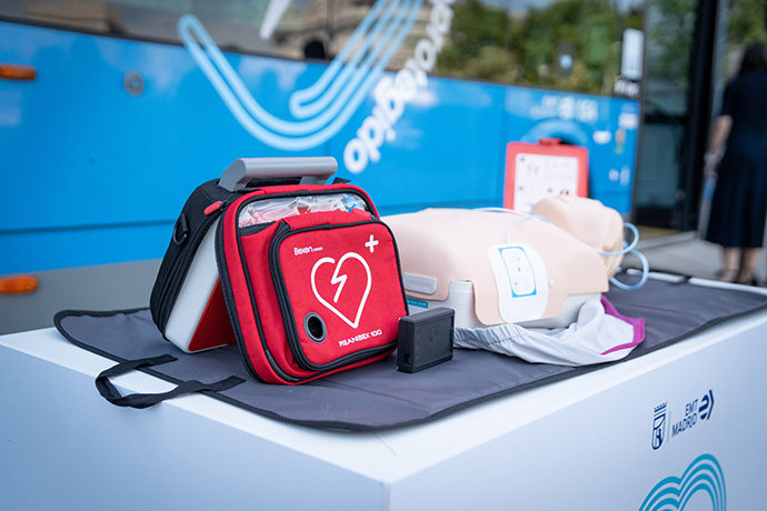 Reanibex 100 defibrillator next to a training mannequin at the EMT Madrid event